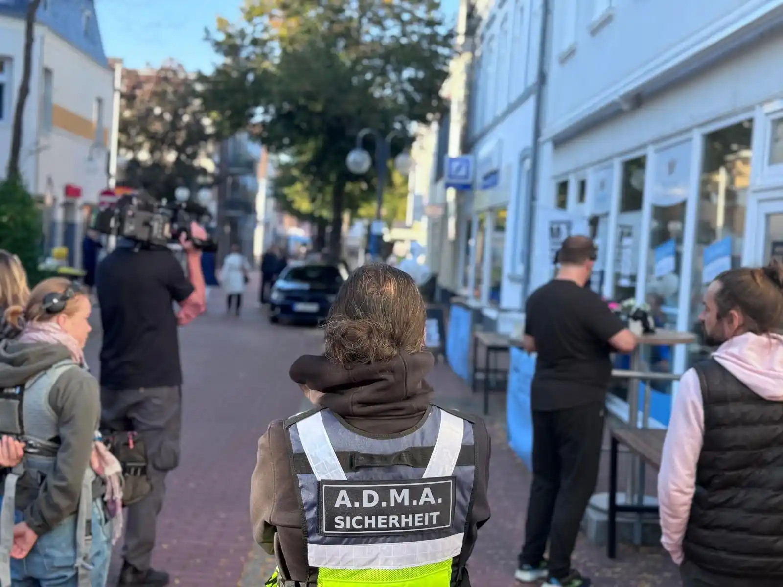 Mitarbeiter mit Weste im Außenbereich
